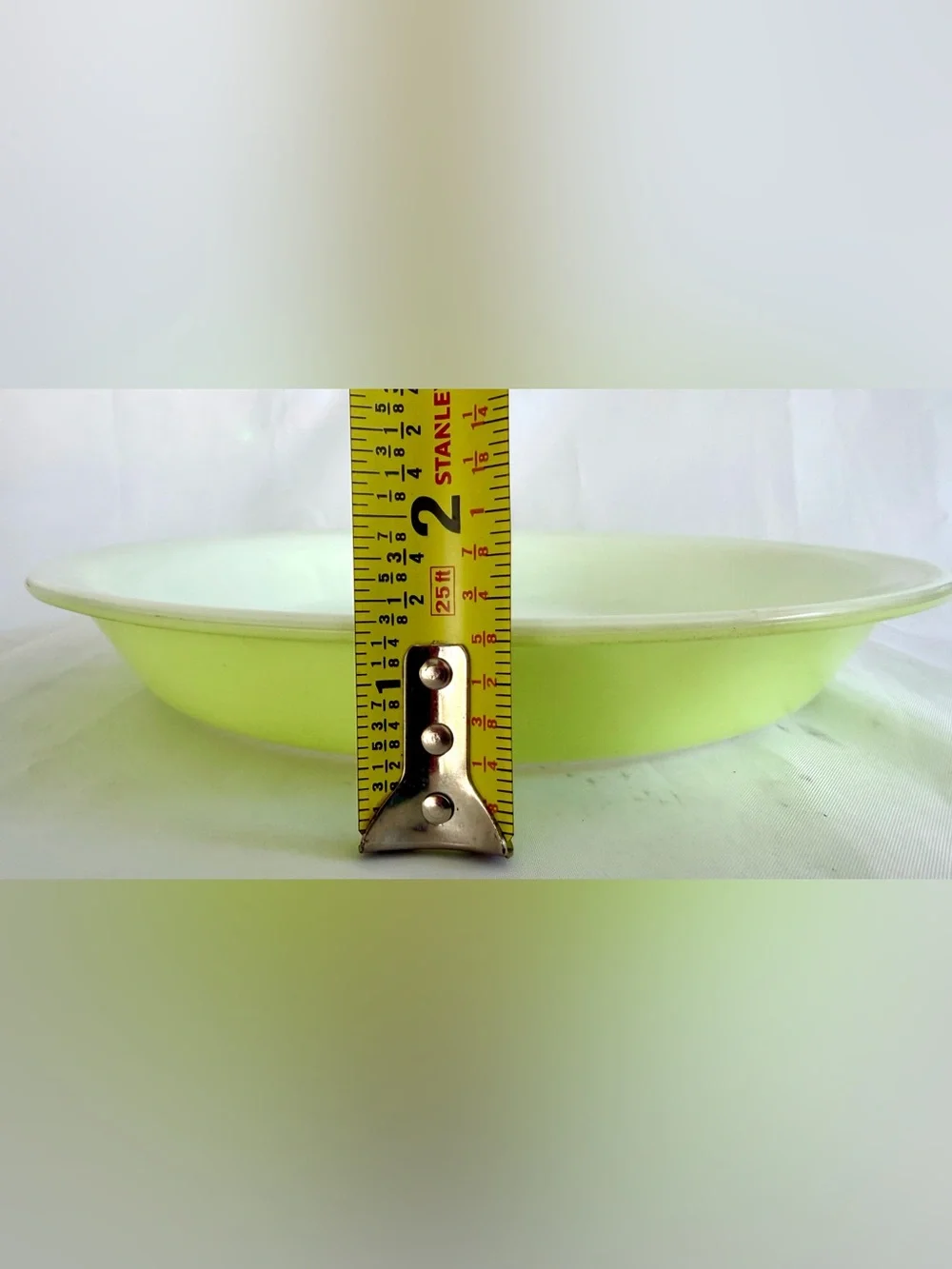 PYREX 1-1/2 Qt Pie Plate Lime Green and White #209 50s Vintage Retro MCM EUC